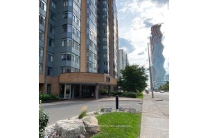 Beautiful 2 Bedroom condo in Prime Location.
