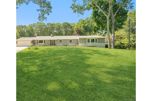 Beautiful ranch with LEGAL accessory apartment !