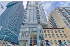This Beautiful 2 bedroom condo is located the the heart of downtown and close to everything !