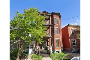 Flooring Tile, Hardwood. 1915 charm meets modern convenience in this bright, spacious top floor flat in the heart of the Byward Market.