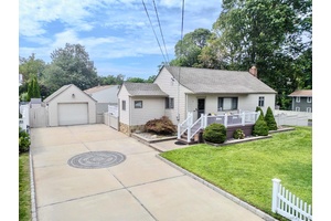 A Perfect Family Home in Kings Park !