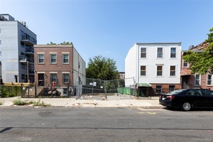 Location ! 25 wide by 100 lot for sale !