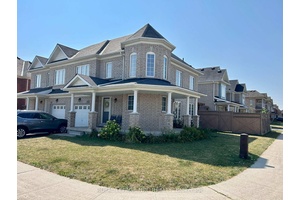 Looking for space, style, and a spot in Niagara on the Lake that checks ALL the boxes ?