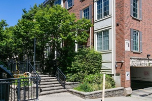 Bright amp ; Spacious Upper Level Townhome in Prime North York !