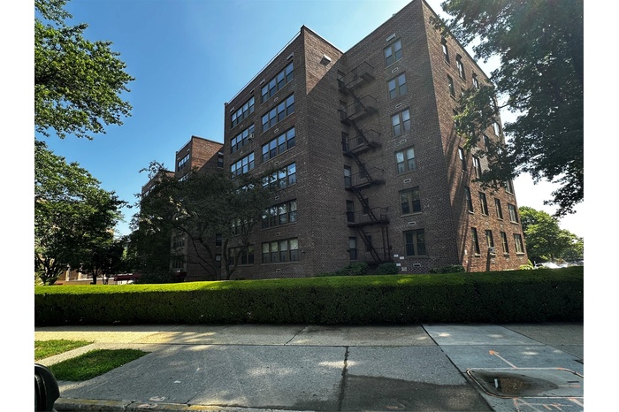View of apartment building / complex