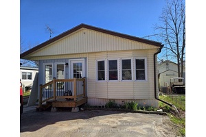 Newly Renovated 2 Bedroom Year Round Trailer in Maple Leaf Acres.
