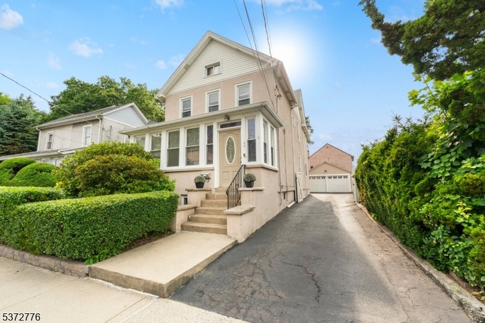 32 Walter Hammond Pl