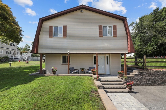 Front of home with a gambrel roof and covered porch