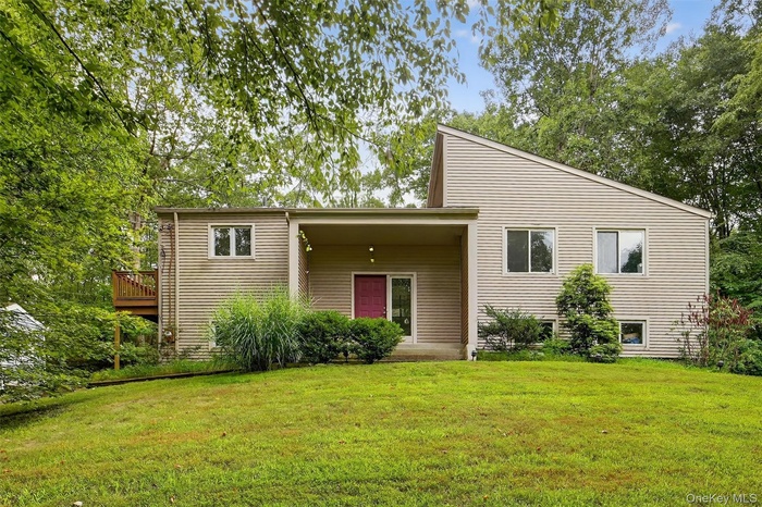 View of front of house featuring a front lawn