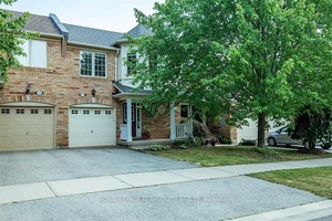 Absolutely charming 3 bedroom freehold townhouse in sought after Westoak Trail !