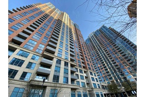 Stunning 2 Bedroom Condo with Iconic Skyline, Lake Views amp ; Unbeatable Transit Access.