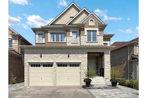 Exceptional 4 Bedroom Detached Home In Highly Desirable Community !