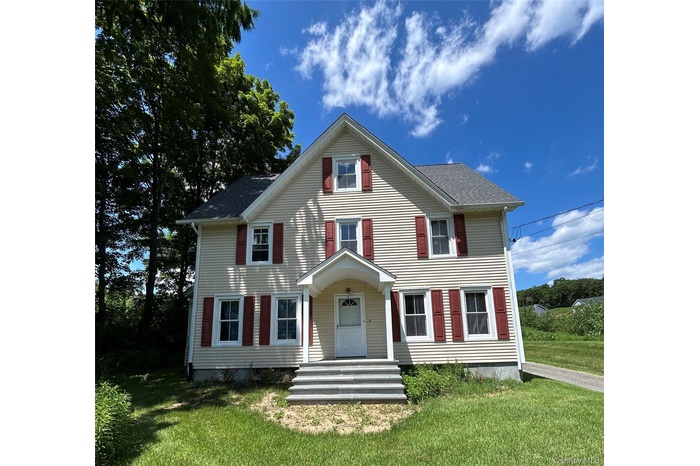 View of front facade featuring a front yard