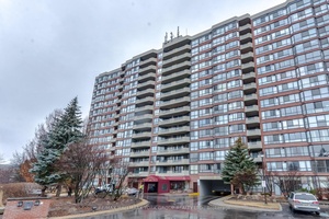 Wow Rarely offered Corner Unit, 1289sq ft, 2 Parking Spaces and Locker !