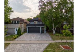 Welcome to This Warm and Radiant 4 1 Bedroom Detached Home !