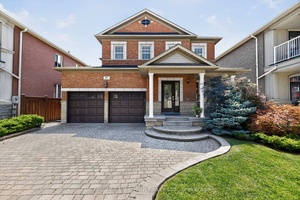 Welcome to 94 Destino Crescent, a spacious 4 1 bedroom, 3.