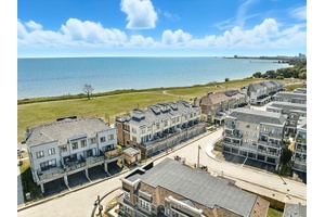 Luxury lakeside living awaits !