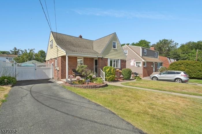 Brick & Vinyl Cape Cod