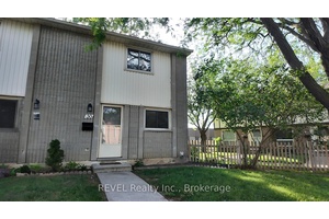 Located in the desirable north end, this beautifully maintained end unit townhome features 3 bedrooms and 1.