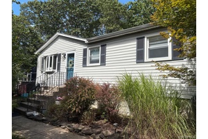 Fabulous and private setting on this well maintained ranch.