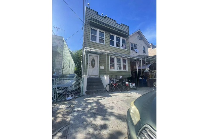 Townhome / multi-family property with entry steps