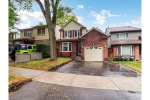 Charming Lorne Park Detached Home in a Highly Desirable Location !