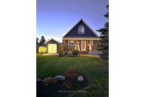 Totally Renovated Designer Decorated Georgian Bay Chalet Family oriented 4 season gated resort featuring indoor and outdoor pools, tennis court, mini putt, ball hockey rink, splash pad, rec centre, playgrounds, ...