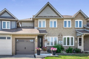 Beautiful 3 Bedroom Freehold Townhouse In Popular Valleywood !