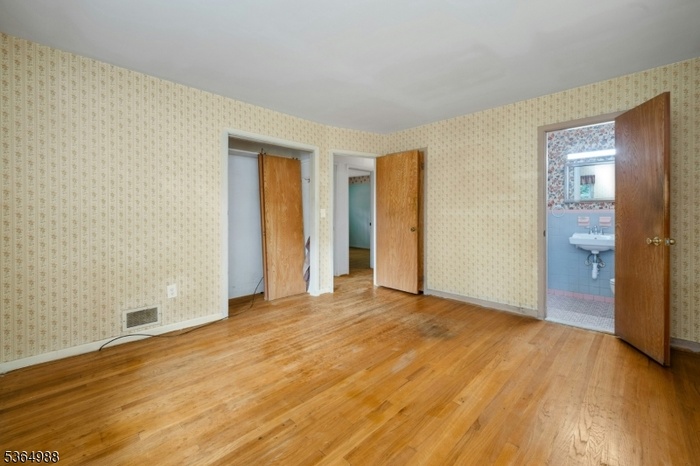 Primary to Ensuite Bathroom