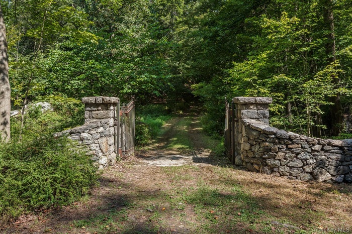 Wellcome to 81 Glendale Rd. View to the property from the entrance gate