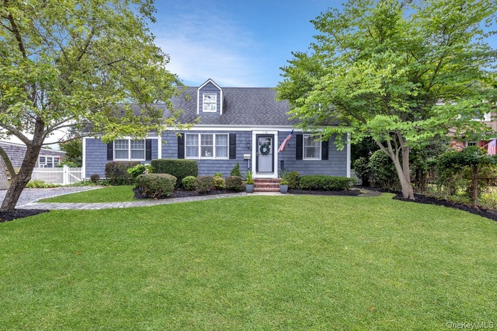 Cape cod house featuring a shingled roof