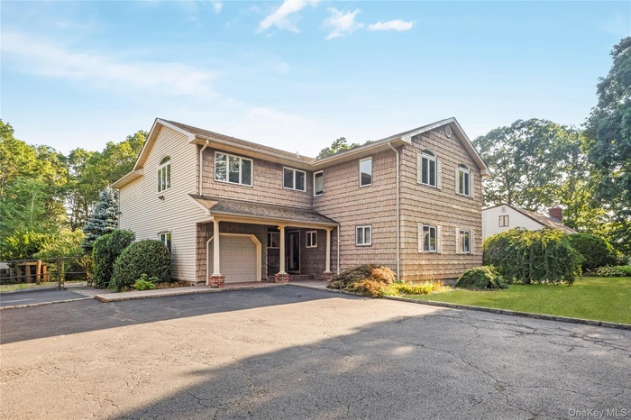 View of front facade with a garage and driveway