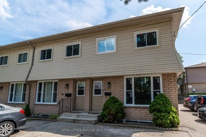 Bright and spacious end unit townhome located in the sought after West Mountain area of Hamilton !