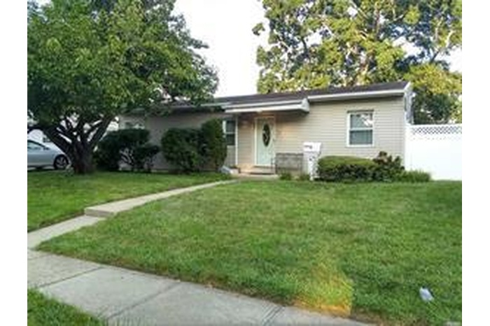 Single story home featuring fence and a front lawn