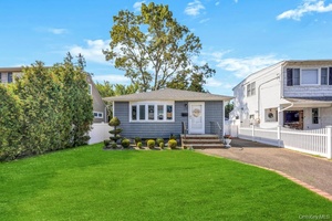 Beautiful Ranch in Prime Massapequa Park Location !