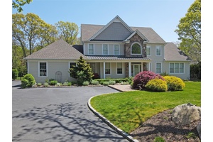 Experience Luxury and Coastal Living in Baiting Hollow.
