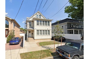 Prime Bayside Legal 3 Family Welcome to this oversized, detached legal 3 family residence, perfectly situated on a 50 x 100 lot in the heart of Bayside.