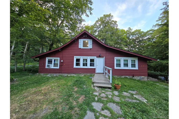 View of front of property featuring a front lawn