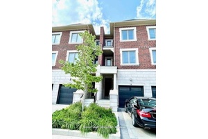 Luxury South Facing Town Home In Sought After Prestigious Bayview Hill !