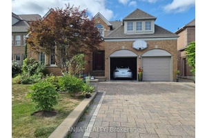 Discover a Gorgeous home in the desirable Unionville community, just a 5 minute drive from both William Bezcy Public School and Unionville High School.