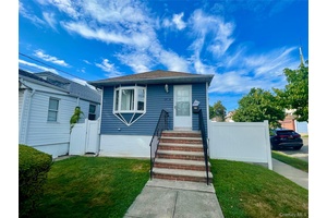 Beautiful Corner 1 Family Home in Prime College Point Location !