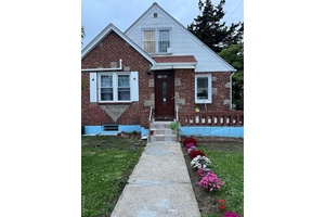 Welcome to this nice block and beautifully maintained renovated 6 bedroom, 3 bathroom home located in the heart of Saint Albans, offering a perfect blend of charm, space and potential.