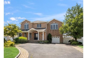 Unique Brick amp ; Stucco Colonial 5 Bedrooms in Prime Location !