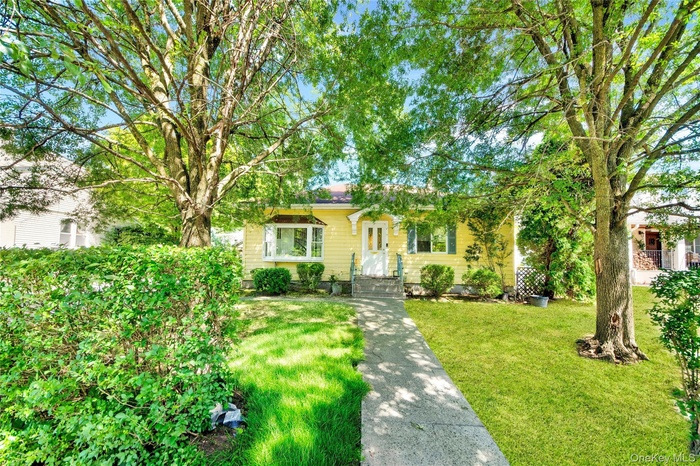 View of front of property featuring a front lawn