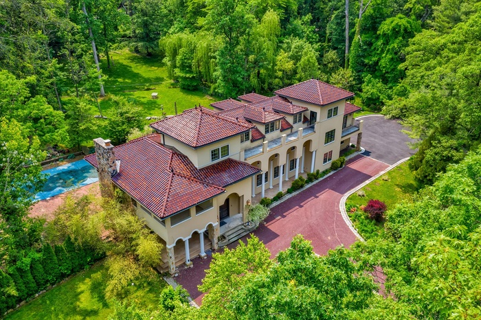 Aerial view featuring a wooded view