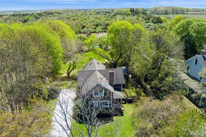 Drone / aerial view with a view of trees