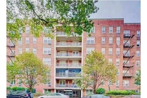 Beautiful deluxe Large 2 bedrooms with 2 full bathrooms.
