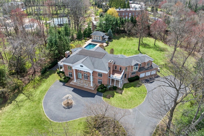 Birds eye view of property