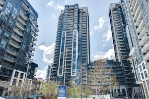 Well maintained 1 bedroom with a den, 2 bathroom.
