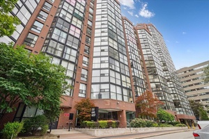Welcome to the Summit. Upgraded 685sf Condo in the heart of King West amp ; Bathurst.